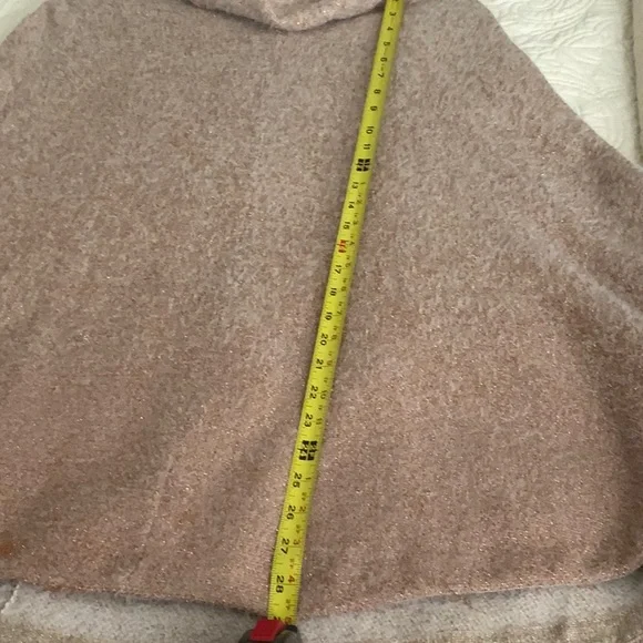 Chico’s Fuzzy Pale Pink &Rose Gold Shine Knit Cape Gold Size S/M - Picture 6 of 9